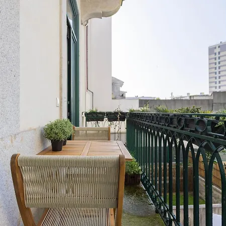 Liiiving In - Bolhao Garden